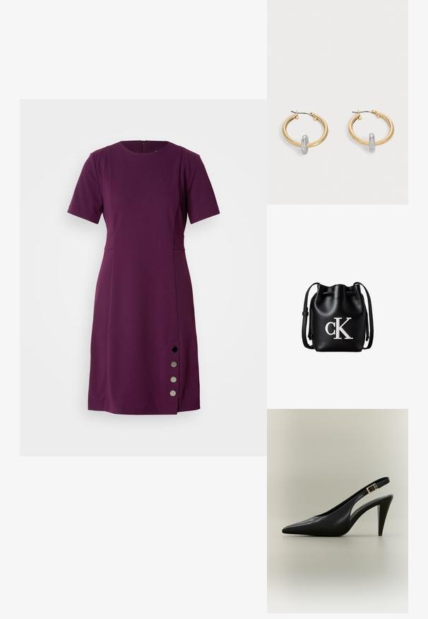 Robe violette à manches courtes avec une coupe au genou, encolure ronde, poche latérale et boutons noirs décoratifs le long de la couture latérale gauche.; Escarpin à bride arrière en cuir noir avec bout pointu, boucle dorée et talon effilé sur un fond neutre.; Sac seau en cuir noir avec cordon de serrage en haut et logo blanc "cK" sur le devant, doté d’une bandoulière réglable.; Paire de boucles d'oreilles créoles dorées avec un petit détail boucle ton argent sur chaque, exposées sur fond gris clair.