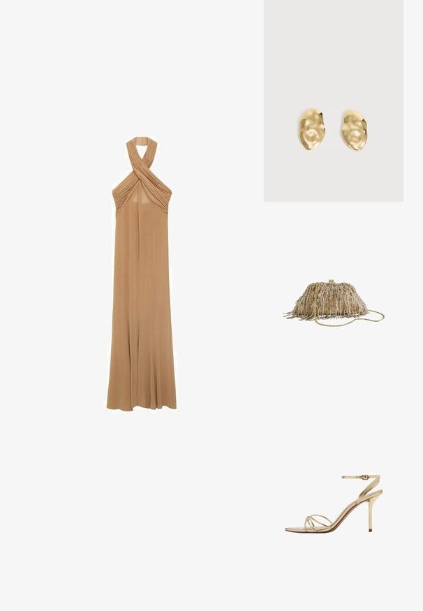 Halterneck jurk in zacht beige stof, met geplooide details bij de halslijn en een vloeiende, lange ontwerp tot op de vloer.; Gouden sandaal met hoge hak en dunne bandjes over de tenen en een enkelriem met gesp op een witte achtergrond.; Beige stoffen clutch met fijne gouden kralen- en paillettenfranje, met een gouden kettingriem en een gouden sluiting bovenop.; Een paar glanzende, onregelmatig gevormde gouden metalen oorbellen met een gekreukeld, glad oppervlak op een effen lichte achtergrond.