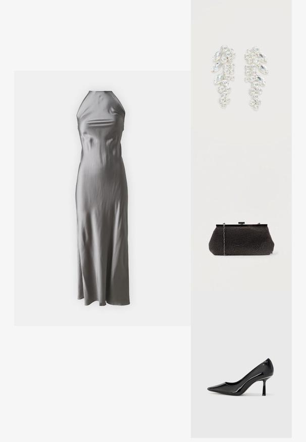 Vestido halter de satén en gris claro, con un corpiño ajustado y una falda de línea A fluida, con una textura suave y un diseño minimalista.; Zapato de tacón alto de charol negro con punta afilada, diseño elegante y tacón de aguja delgado, que presenta una textura suave y brillante.; Bolso de mano negro de malla con una silueta estructurada, adornado con pequeños tachuelas metálicas, que cuenta con un cierre de broche y una correa de cadena desmontable.; Par de pendientes en tono plateado con cristales claros facetados agrupados en formas redondas y marquesas sobre fondo blanco.