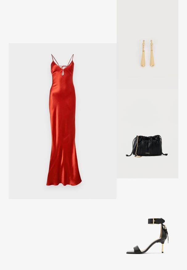 Rode satijnen maxi-jurk met een aansluitend lijfje, verstelbare spaghettibandjes en een sleutelgaatje bij de halslijn. Soepele, glanzende textuur.; Zwarte leren sandalen met hak en vierkante neus, enkelband met een gouden gesp en een slanke metalen hak. Soepele textuur, minimalistisch ontwerp.; Zwarte plissé leren handtas met trekkoord, gouden kettingriem en een klein horizontaal gouden accent aan de voorkant.; Oorbellen in goudkleur met glanzende, langgerekte druppelvormige hangers die aan kleine oorringen hangen, op een witte achtergrond.