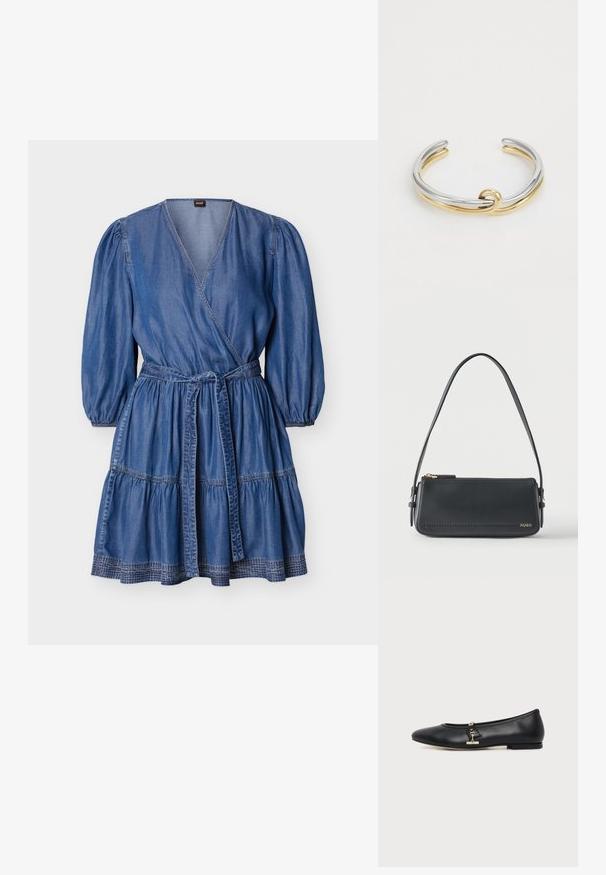 Robe portefeuille en denim bleu avec manches trois-quarts bouffantes, jupe à volants et ceinture à nouer assortie sur fond uni.; Chaussure plate en cuir noir avec bout arrondi et petit détail de boucle dorée sur le côté, présentée sur un fond clair uni.; Sac à bandoulière rectangulaire en cuir noir avec fermeture éclair dorée et petit logo "HUGO" doré sur le devant, doté d'une sangle réglable avec boucle.; Bracelet en métal avec des bandes entrelacées en argent et en or, finition lisse et polie. Détail de nœud notable au centre.