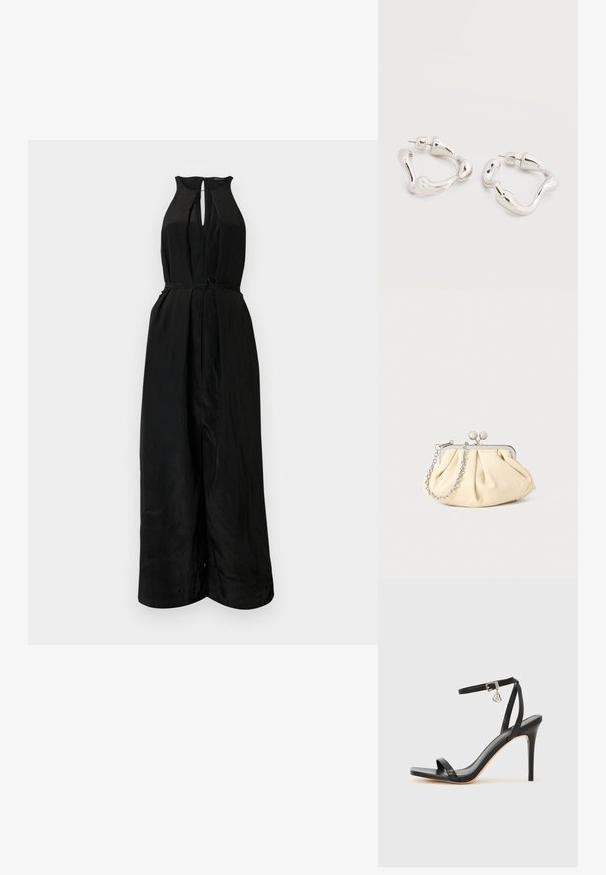 Sort jumpsuit med halterneck, nøglehul foran og en tætsiddende talje. Lavet af et glat, let struktureret stof, med et bælte der kan ties.; Sort hæl-sandal med smal ankrem, firkantet tå-boks, glat lædermateriale og metalspænde som pynt.; Plisseret beige læderclutch med en sølvmetalramme, der har to runde dekorative låse og en sølvkædetrasporte.; Øreringe i sølvfarvet tone med uregelmæssig form og bagerste lukning med stift, placeret på en ensfarvet hvid overflade.