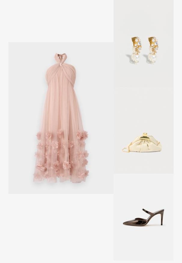 Drapierte Halterneck-Atmkleid aus zartem rosa Tüll, mit geschichteten floralen Applikationen am Saum, die einen zarten, strukturierten Look erzeugen.; Glänzender dunkelbrauner Mule mit spitzer Spitze und hohem Absatz mit schmalem Riemen über dem Spann vor weißem, einfachem Hintergrund.; Cremefarbene Clutch aus weichem Material mit einem goldfarbenen Verschluss und einer Kettenriemen, mit gerafftem Design am Körper.; Goldene Creolen-Ohrringe, verziert mit klaren Kristallen und herabfallenden kleinen und großen weißen Perlen, dargestellt vor weißem Hintergrund.