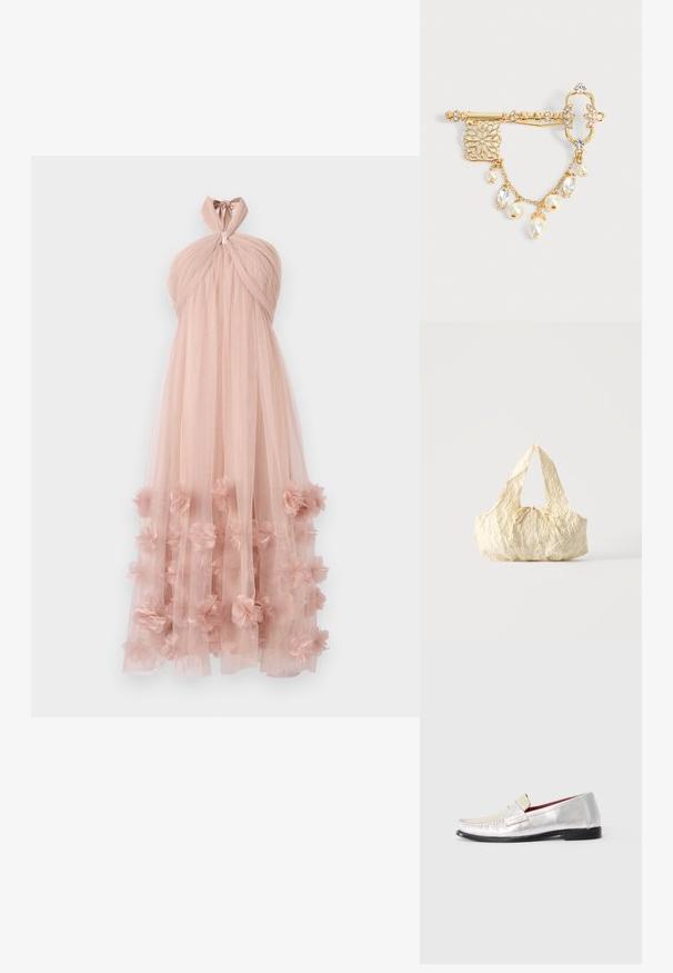 Draped halter-neck jurk van zachte roze tule, met gelaagde bloemenapplicaties aan de zoom, wat zorgt voor een delicate, gestructureerde uitstraling.; Zilveren leren loafers met een beige voorpaneel, moc toe stiksels, zwarte zool en lage hak, op een effen lichte achtergrond.; Handtas van crèmekleurige gestructureerde stof met bovenhandvatten en een klein geknoopt strikje middenvoor.; Gouden decoratieve broche in sleutelvorm met heldere kristallen, filigraan details en hangende gouden ketting met parels en kristallen bedels op een witte achtergrond.