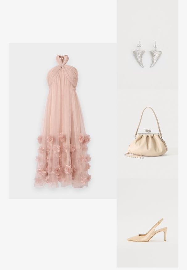 Drapierte Halterneck-Atmkleid aus zartem rosa Tüll, mit geschichteten floralen Applikationen am Saum, die einen zarten, strukturierten Look erzeugen.; Nude patentleder Slingback-Absatzschuh mit spitzer Zehenpartie, offenem Vorderblatt und dünnem Stiletto-Absatz. Verfügt über ein kreisförmiges goldfarbenes Akzent auf dem Riemen.; Beige weiche Lederhandtasche mit silbernem Metallrahmenverschluss, einem Schulterriemen und einem optionalen Kettenriemen auf weißem Hintergrund.; Silberne, hornförmige Ohrringe, besetzt mit kleinen klaren Steinen, mit einem Steckverschluss zur Befestigung. Glatte Textur und metallisches Finish.
