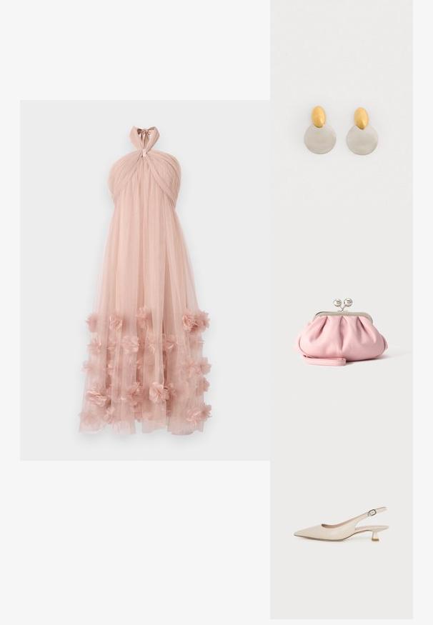 Draped halter-neck jurk van zachte roze tule, met gelaagde bloemenapplicaties aan de zoom, wat zorgt voor een delicate, gestructureerde uitstraling.; Beige slingback-schoen met een spits toelopende neus, lage kittenhak en verstelbare zijgesp op een effen witte achtergrond.; Kleine zachte roze clutch met zilverkleurig metalen frame en ronde sluiting, liggend op een vlakke lichte ondergrond met polsriem vooraan gevouwen.; Gouden en zilveren metalen oorbellen met een ronde schijfbasis en een ovale bovenstuk, gladde textuur en gepolijste afwerking.