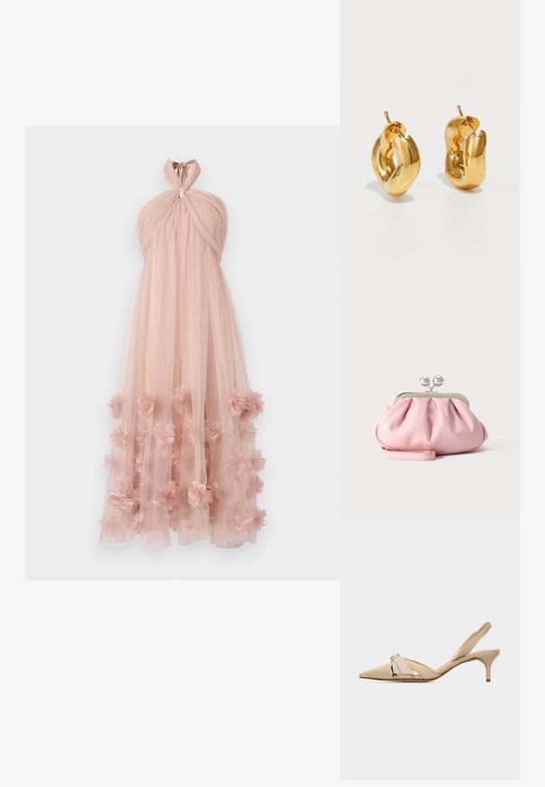 Drapierte Halterneck-Atmkleid aus zartem rosa Tüll, mit geschichteten floralen Applikationen am Saum, die einen zarten, strukturierten Look erzeugen.; Beiger Slingback-Kitten-Heel mit spitzer Zehenpartie, dekorativem Knotendetail am Obermaterial und niedrigem, schlankem Absatz.; Kleine weiche rosa Clutch mit silbernem Metallrahmen und rundem Verschluss, liegend auf einer flachen hellen Oberfläche mit gefaltetem Handgelenksriemen vorne.; Fette goldene Creolen mit einem leicht verdrehten, röhrenförmigen Design und Steckverschlüssen auf einem weißen Hintergrund.