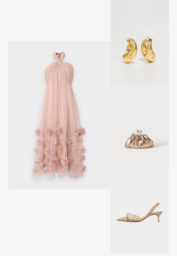 Drapierte Halterneck-Atmkleid aus zartem rosa Tüll, mit geschichteten floralen Applikationen am Saum, die einen zarten, strukturierten Look erzeugen.; Beiger Slingback-Kitten-Heel mit spitzer Zehenpartie, dekorativem Knotendetail am Obermaterial und niedrigem, schlankem Absatz.; Kleine goldene Metallic-Clutch mit silbernem Verschluss und Kettengurt auf einfachem hellem Hintergrund.; Goldene Creolen mit einer glatten, geschwungenen Form und polierter Oberfläche. Mit einem Verschlussmechanismus und leichten Einkerbungen für Details.