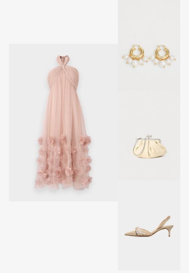 Draped halter-neck jurk van zachte roze tule, met gelaagde bloemenapplicaties aan de zoom, wat zorgt voor een delicate, gestructureerde uitstraling.; Beige kittenheel slingback met puntige neus, decoratieve knoop op het bovenwerk en een lage, slanke hak.; Geplooide beige leren clutch met een zilveren metalen frame, voorzien van twee ronde decoratieve sluitingen en een zilveren kettingriem.; Gouden oorbellen in de vorm van een ring met drie hangende witte parels, vastgezet met draadaccenten. Glad metalen afwerking met een gepolijste uitstraling.