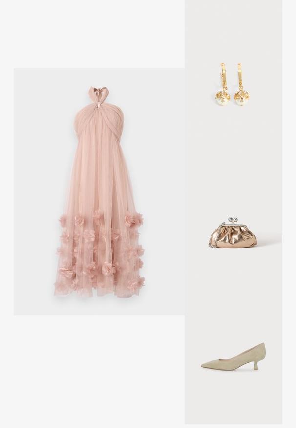 Draped halter-neck jurk van zachte roze tule, met gelaagde bloemenapplicaties aan de zoom, wat zorgt voor een delicate, gestructureerde uitstraling.; Beige suède pump met puntige neus, lage hak en een slanke hak van gemiddelde hoogte op een effen witte achtergrond.; Kleine gouden metallic clutch met zilveren sluiting en kettingriem op een effen lichte achtergrond.; Gouden oorringen met hangende witte parels omhuld met goud en kleine heldere kristallen op een effen lichte achtergrond.