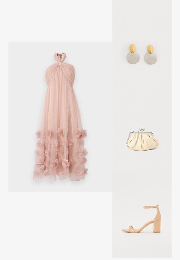 Draped halter-neck jurk van zachte roze tule, met gelaagde bloemenapplicaties aan de zoom, wat zorgt voor een delicate, gestructureerde uitstraling.; Nude patenten leren heeled sandalen met een vierkante neus, enkelbandje en een stevige blokhak. Gladde textuur en minimalistische ontwerpelementen.; Geplooide beige leren clutch met een zilveren metalen frame, voorzien van twee ronde decoratieve sluitingen en een zilveren kettingriem.; Gouden en zilveren metalen oorbellen met een ronde schijfbasis en een ovale bovenstuk, gladde textuur en gepolijste afwerking.
