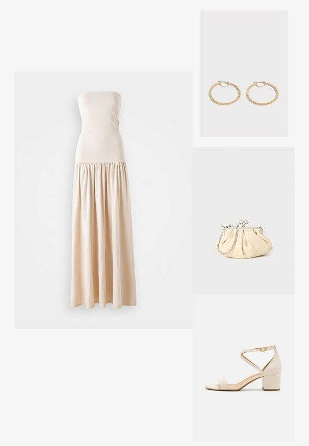 Beige stroppeløs maxikjole med en tettsittende overdel og et flytende, samlet skjørt, laget av mykt stoff, med en jevn tekstur gjennom hele kjolen.; Beige blokk-hæl sandaler med minimalistisk design, åpen tå og justerbar ankelstropp med detalj i gullspenne. Glatt tekstur.; Foliebeige lærveske med plisseringer og en sølvmetalramme, med to runde dekorative låser og en sølvkjede. ; Par medelstore gulløreringer med teksturert perledesign på en ensfarget lys bakgrunn.