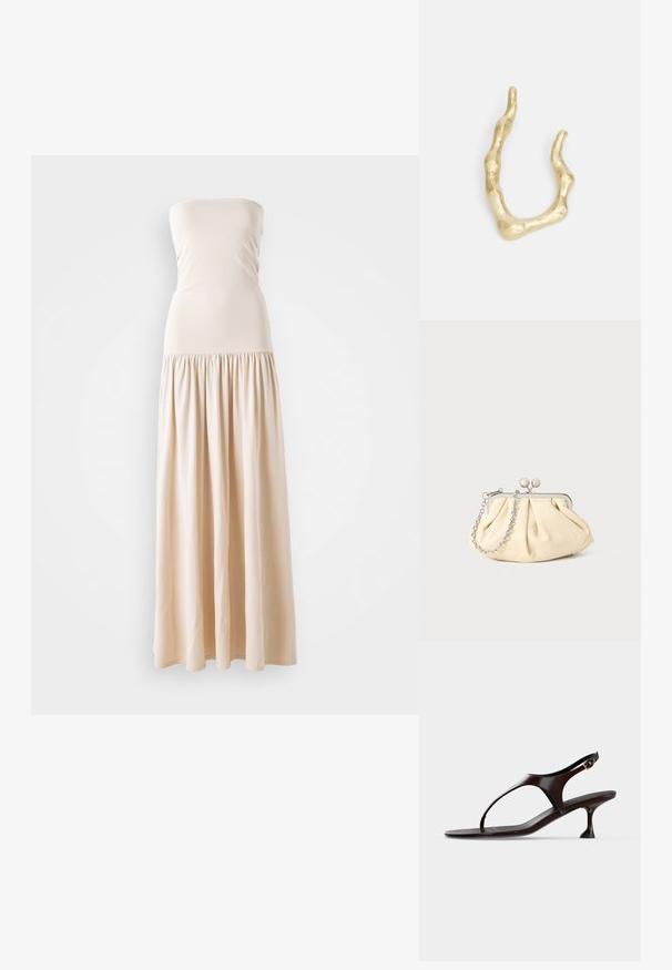 Beige strapless maxikleed met een aansluitend lijfje en een vloeiende, geplooide rok, gemaakt van zacht stof, met een gladde textuur over het hele oppervlak.; Donkerbruine lakleren slingbacksandaal met kittenheel en teenbandje op witte achtergrond.; Geplooide beige leren clutch met een zilveren metalen frame, voorzien van twee ronde decoratieve sluitingen en een zilveren kettingriem.; Goudkleurige ring met een onregelmatige, golvende vorm. Heeft een gestructureerd oppervlak en variërende diktes, die lijken op organische vormen.