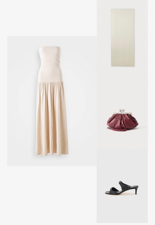 Beige strapless maxikleed met een aansluitend lijfje en een vloeiende, geplooide rok, gemaakt van zacht stof, met een gladde textuur over het hele oppervlak.; Zwarte sandalen met hak en een vierkante neus, gemaakt van glad leer. Voorzien van geplooide bandjes en een slanke hak voor extra hoogte.; Eenvoudig rechthoekig stuk ecru stof, plat gelegd tegen een witte achtergrond.; Kleine bordeauxrode leren clutch met zilveren metalen gesp en polsriem op een witte achtergrond.