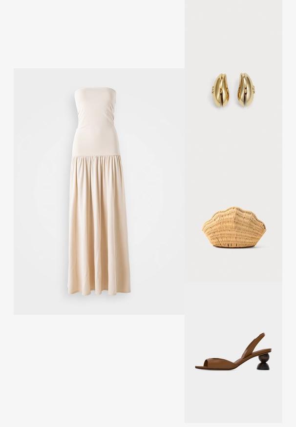 Robe maxi sans bretelles beige avec un corsage ajusté et une jupe plissée fluide, fabriquée en tissu doux, avec une texture lisse tout au long.; Sandale marron à bout ouvert avec bride arrière, dotée d'un talon en bois rond distinctif en deux parties sur un fond clair uni.; Sac à main en rotin tissé en forme de coquille Saint-Jacques de couleur brun clair naturel avec des bords arrondis et texturés.; Boucles d'oreilles en ton or avec un design fluide et courbé. Chaque boucle d'oreille présente une surface lisse et un petit fermoir avec un détail décoratif.