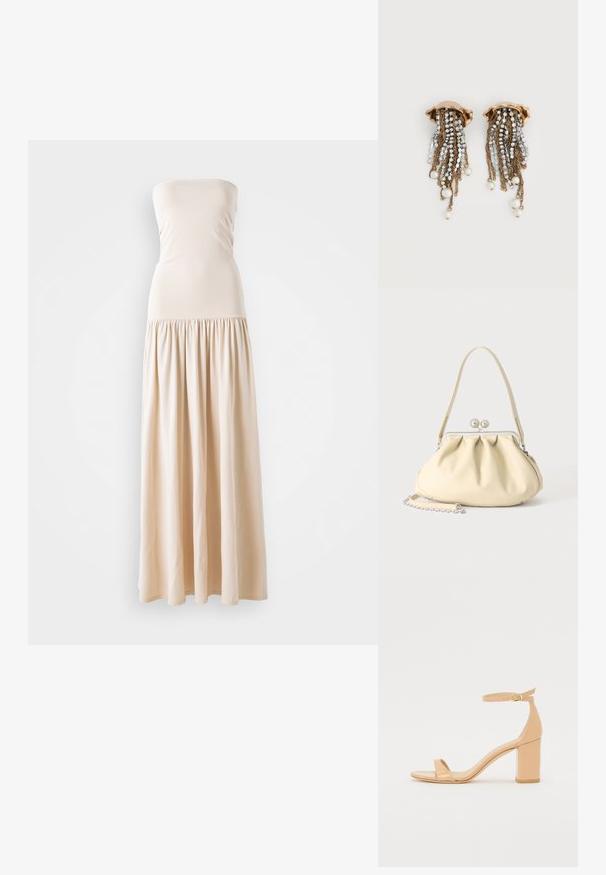Beige strapless maxikleed met een aansluitend lijfje en een vloeiende, geplooide rok, gemaakt van zacht stof, met een gladde textuur over het hele oppervlak.; Nude patenten leren heeled sandalen met een vierkante neus, enkelbandje en een stevige blokhak. Gladde textuur en minimalistische ontwerpelementen.; Crèmekleurige zachte leren handtas met geplooid ontwerp, zilveren frame sluiting, korte handgreep en een afneembare kettingriem.; Goudkleurige clip-on oorbellen met vallende strasskettingen en hangende witte parels op een witte achtergrond.
