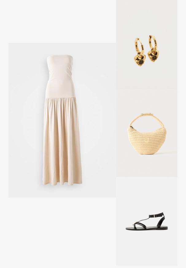 Beige stroppeløs maxikjole med en tettsittende overdel og et flytende, samlet skjørt, laget av mykt stoff, med en jevn tekstur gjennom hele kjolen.; Svart flat sandal med tynne stropper, ankelspenne og en dekorativ rund gullfarget spenne på frontstroppen.; Beige vevd håndveske med avrundet form, glidelåslukking og en kort, tykk stropp i en enkel, teksturert heklet stil.; Gullbelteøreringer med hjerteformede anheng. Hvert hjerte har en teksturert overflate og en sentral svart edelstein i klofattning.