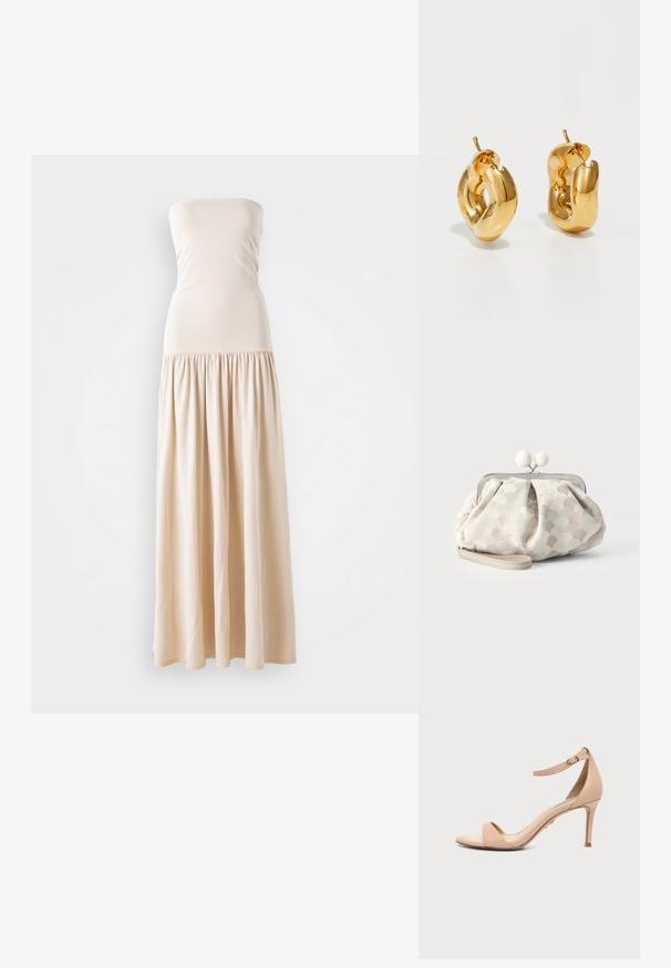 Robe maxi sans bretelles beige avec un corsage ajusté et une jupe plissée fluide, fabriquée en tissu doux, avec une texture lisse tout au long.; Sandale beige à talon haut avec bride de cheville et boucle, bout ouvert et talon aiguille fin sur un fond clair uni.; Petit sac pochette beige avec tissu texturé à pois, cadre argenté, fermoir rond blanc et bracelet de poignet amovible sur fond uni.; Boucles d'oreilles créoles en or massif avec un design tubulaire légèrement tordu et des fermoirs à tige sur un fond blanc.