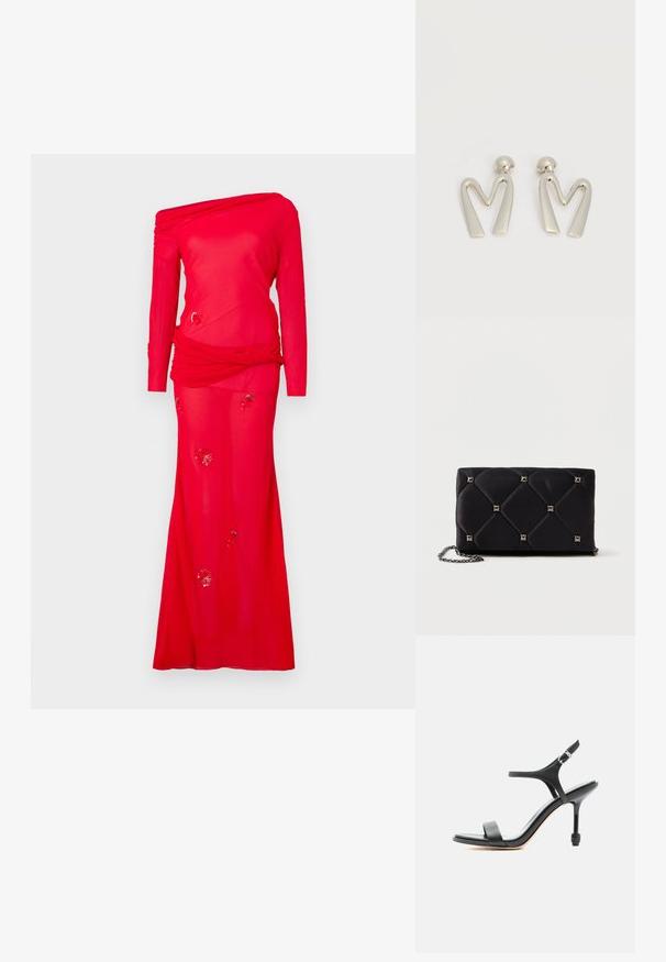 Rød langærmet kjole med off-the-shoulder design, draperet overdel og udsmykkede blomster mønstre på nederdelen. Glat stoftekstur.; Sort læder sandal med høje hæle, tynde stropper, åben tå og justerbar ankelspænde, vist mod en ensartet hvid baggrund.; Sort, kviltet satin clutch med sølvfarvede pyramidespidser, kædetræk, rektangulær form og glat overflade. Dimensioner: 10 cm x 18 cm x 4 cm.; Par sølvtonede metaleøreringe formet som den kantede bogstav M med runde fester på en hvid baggrund.