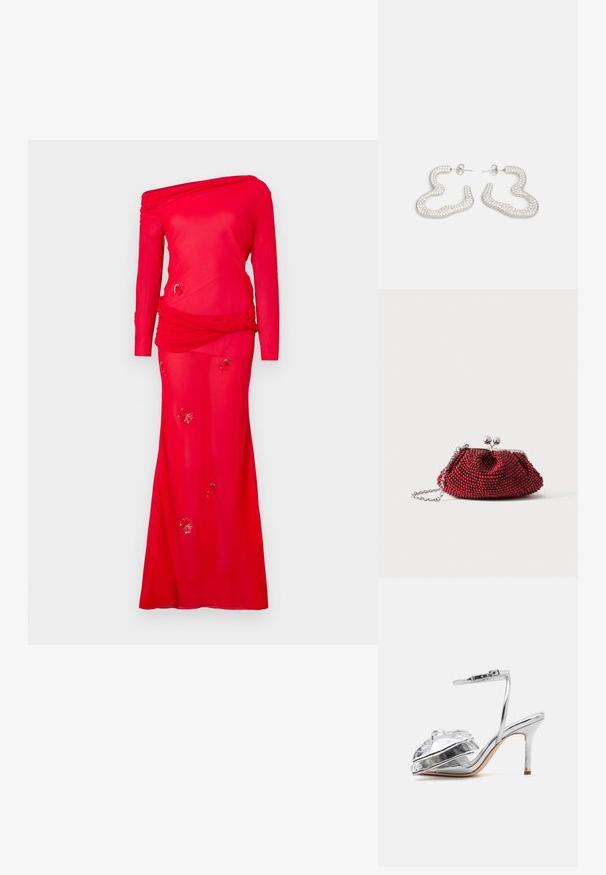 Rød langærmet kjole med off-the-shoulder design, draperet overdel og udsmykkede blomster mønstre på nederdelen. Glat stoftekstur.; Loeffler Randall MARLENA - Højhælede sandaletter / Højhælede sandaler - silver; Lille rød perlebesat clutch med sølvspænde og kæderem på en ensartet hvid baggrund.; Sølvfarvede øreringe med et bølget, abstrakt design prydet med små, funklende krystaller. Sikret med en studs baglukning.