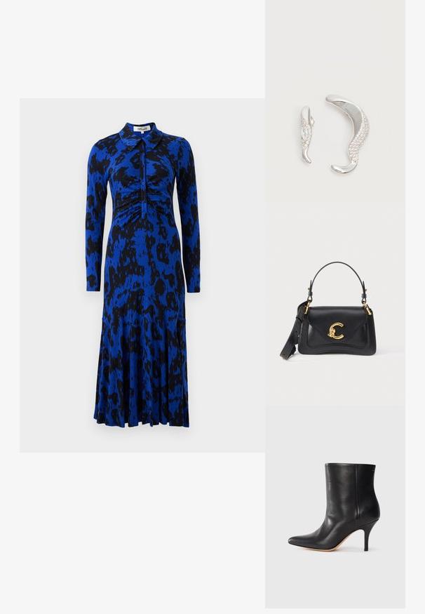 Robe à imprimé léopard bleu avec des manches longues, un col, un corsage froncé et une jupe évasée. Fabriquée dans un tissu lisse et extensible.; Bottine en cuir noir à bout pointu, avec un talon aiguille fin et une texture lisse. Design minimaliste sans matériel ou accents visibles.; Sac à main en cuir noir avec rabat incurvé, fermoir doré en forme de Cs entrelacés, poignée supérieure et bandoulière amovible sur fond blanc.; Deux boucles d'oreilles argentées courbées, l'une plus grande que l'autre, toutes deux ornées de petits cristaux scintillants le long d'un bord.