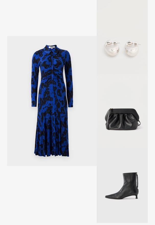 Blauwe jurk met luipaardprint, lange mouwen, kraag, gerimpelde bodice en een uitlopende rok. Gemaakt van een gladde, rekbare stof.; Zwarte leren enkellaars met een puntige neus, gestructureerde vorm en een lage hak. Voorzien van een zijrits en een minimalistisch ontwerp.; Zwarte leren clutch met een gestructureerd frame, geplooide details en een smalle polsband, op een witte achtergrond.; Een paar glanzende zilveren dikke creolen met post-sluitingen op een effen witte achtergrond.