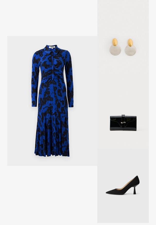 Blaues Leopardenmuster-Kleid mit langen Ärmeln, Kragen, gerafftem Oberteil und ausgestelltem Rock. Hergestellt aus einem glatten, dehnbaren Stoff.; Schwarze Wildleder-Pumps mit hohem Absatz und spitzer Zehenform, ausgestattet mit einem glänzenden schwarzen Blockabsatz und einem glatten Innenfutter.; Schwarze glänzende rechteckige Brieftasche mit einem vorderen Riemen und silberner Metallverschluss, vor einem schlichten weißen Hintergrund.; Ohrringe aus Gold und Silber mit einer runden Diskusbasis und einem ovalen Oberteil, glatte Textur und polierte Oberfläche.