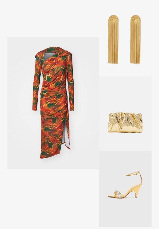 Langærmet kjole i et vibrerende orange, grønt og gult abstrakt mønster. Stoffet er glat med draperede detaljer og en sideslids.; Guldhælede sandaler med et bånddesign, der har rhinestone-detaljer. Åben tå, justerbar ankelrem og en spids hæl.; Loeffler Randall SERENA - Clutches - gold-coloured; Guldtonede øreringe med lange, kaskaderende kædefringe med rundede toppe, der fremviser intrikate forbindelser og en glat tekstur.