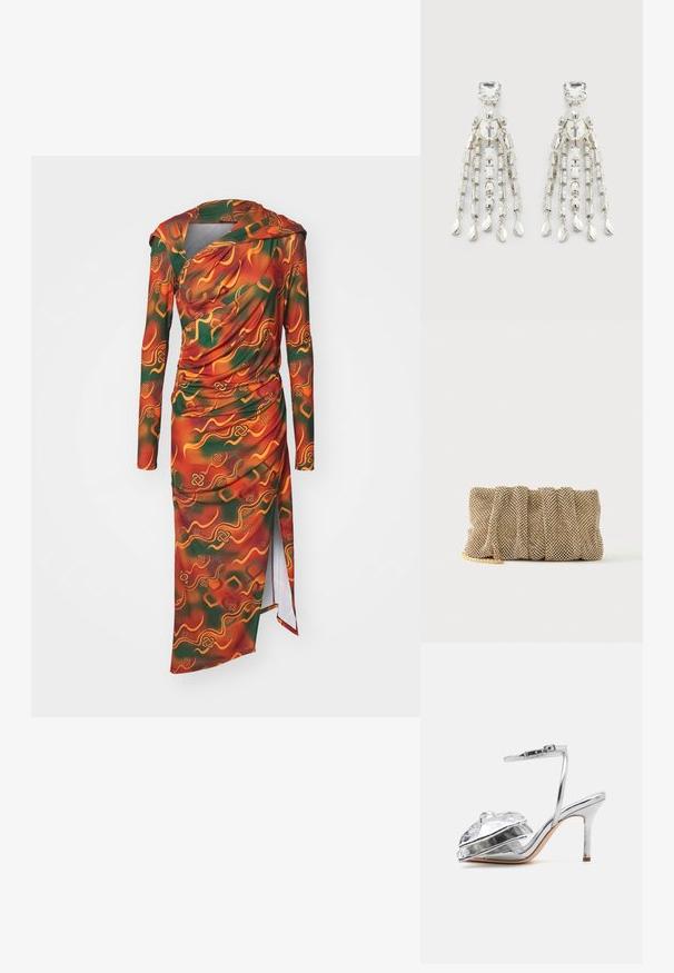Langærmet kjole i et vibrerende orange, grønt og gult abstrakt mønster. Stoffet er glat med draperede detaljer og en sideslids.; Loeffler Randall MARLENA - Højhælede sandaletter / Højhælede sandaler - silver; Lille gylden mesh clutch taske med et rynket design og en delvist synlig guldkæde på en ensfarvet hvid baggrund.; Sølvfarvede chandelier øreringe med firkantede studs, runde perler og hængende kæde-strenge der ender i dråbeformede charms.