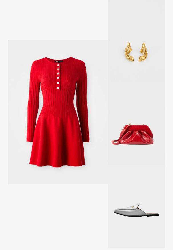 Robe en tricot côtelé rouge avec manches longues, corsage ajusté et jupe évasée. Présente un col rond et cinq boutons blancs à l'avant.; Mule argentée avec bout pointu, semelle plate noire, et petit détail doré sur le dessus, vue de profil latéral.; Pochette en cuir rouge avec un fermoir doré, des détails froncés, et une fine sangle attachée, sur un fond clair.; Boucles d'oreilles dorées au design de feuille torsadée, ornées de petits pierres scintillantes, et maintenues par un fermoir à tige.