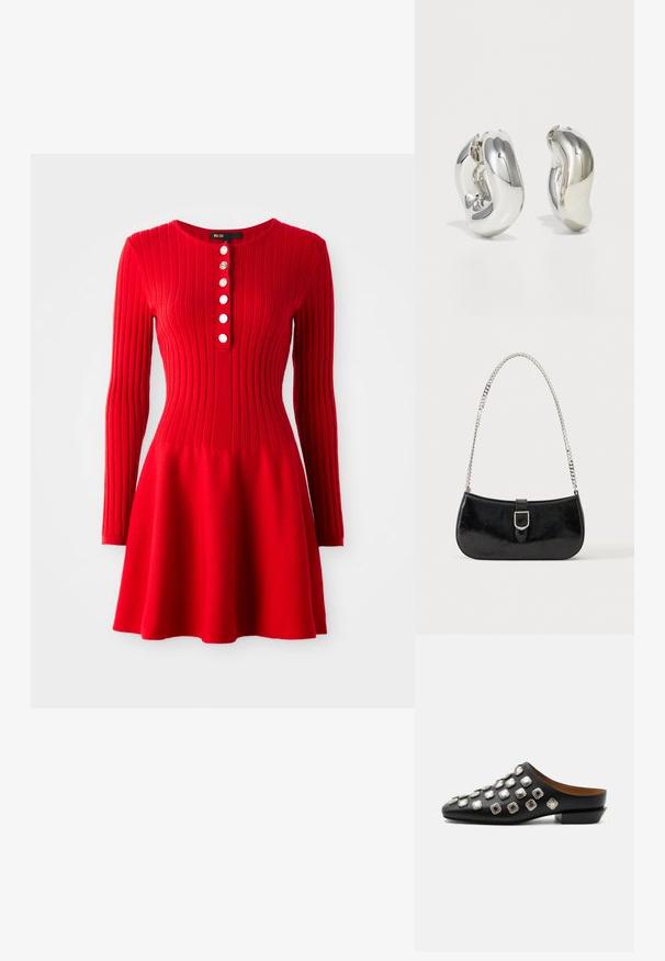 Robe en tricot côtelé rouge avec manches longues, corsage ajusté et jupe évasée. Présente un col rond et cinq boutons blancs à l'avant.; Mule en cuir noir à enfiler avec un petit talon, décorée de clous carrés argentés régulièrement espacés sur la tige.; Sac à épaule en cuir verni noir avec détail de boucle argentée et bandoulière en chaîne argentée, présenté sur un fond uni clair.; Boucles d'oreilles sculpturales en argent avec des formes douces et courbes et des surfaces réfléchissantes. Présentent un design de boucle fermée et une forme organique distincte.