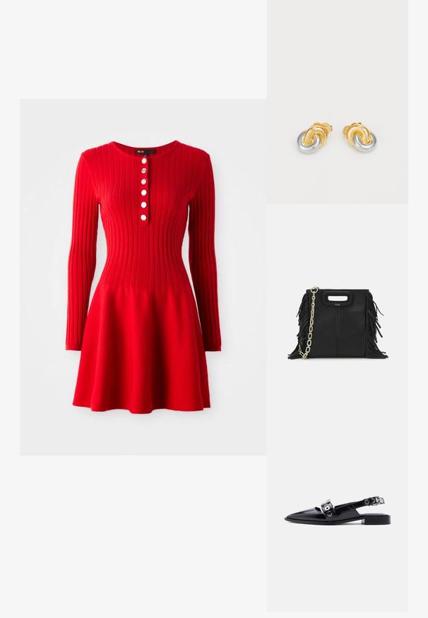 Robe en tricot côtelé rouge avec manches longues, corsage ajusté et jupe évasée. Présente un col rond et cinq boutons blancs à l'avant.; Ballerine pointue en cuir verni noir avec double boucle argentée et talon slingback sur fond blanc.; Sac à main en cuir noir avec des détails en franges, chaîne dorée pour l'épaule et une poignée découpée. Présente le logo sur le devant.; Boucles d'oreilles en or et en argent en forme de nœud avec des surfaces lisses et une finition polie, dotées d'un fermoir sécurisé pour un port confortable.
