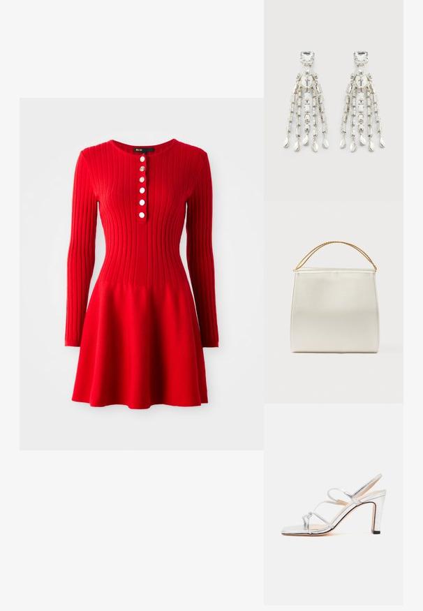 Robe en tricot côtelé rouge avec manches longues, corsage ajusté et jupe évasée. Présente un col rond et cinq boutons blancs à l'avant.; Sandale à talon haut argentée avec trois fines brides et un bout ouvert, vue de côté sur un fond blanc uni.; Sac à main structuré en finition satinée, de couleur crème, avec une bandoulière chaîne. Présente une texture plate et lisse ainsi que des coutures nettes.; Boucles d'oreilles en ton argenté avec des clous carrés, des perles circulaires et des chaînes pendantes se terminant par des charms en forme de goutte.