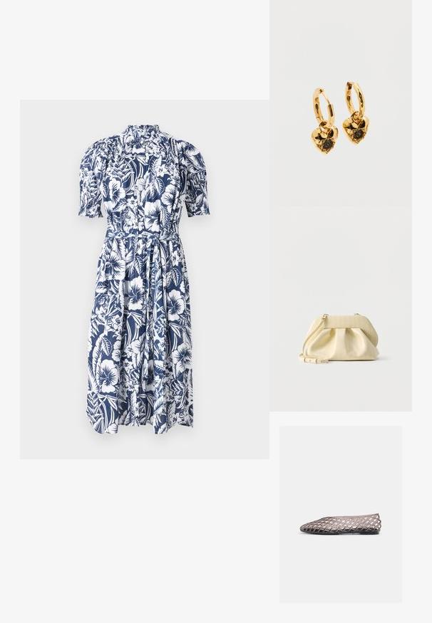 Robe floral bleu marine avec des motifs d'hibiscus et de feuilles blancs. Présente un col haut, des manches bouffantes et une taille nouée pour un ajustement ajustable.; Chaussure plate transparente avec un motif en treillis en forme de losange et un bout arrondi sur un fond blanc uni.; Petit sac à main en cuir jaune pâle avec devant froncé, ferrures dorées et bandoulière réglable sur fond blanc.; Boucles d'oreilles créoles en or avec pendentifs en forme de cœur. Chaque cœur présente une surface texturée et une pierre précieuse noire centrale sertie de griffes.