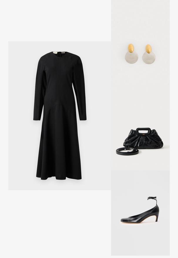 Robe midi noire à manches longues avec un haut ajusté et une jupe évasée, dotée d'un col rond et d'une fermeture éclair au dos.; Escarpin en cuir noir avec un bout pointu, un talon fin et un détail de bride à la cheville avec une touche de gland. Texture lisse et design épuré.; Petit sac à main en cuir noir avec texture froncée, poignée rectangulaire et fine bandoulière amovible placée à côté.; Boucles d'oreilles en métal doré et argenté avec une base en disque rond et une pièce supérieure ovale, texture lisse et finition polie.