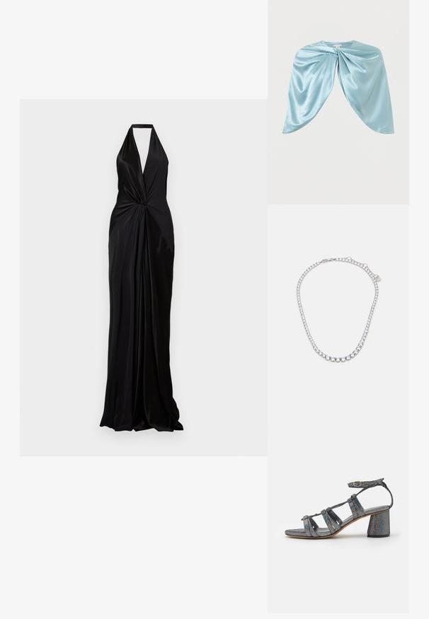 Zwarte satijnen halternek-jurk met een diepe V-hals, gedraaide voorkant en een vloeiende rok die tot op de vloer komt. Glad textuur en minimalistisch ontwerp.; Mansur Gavriel DAY DREAM - Sandalen - glitter; Lichtblauwe satijnen sjaal met een gedraaide knoopdetail in het midden, waardoor gedrapeerde plooien ontstaan op een effen achtergrond.; Zilverkleurige ketting met een serie ronde, heldere stenen, dicht op elkaar gezet met een vergrendelingssysteem.