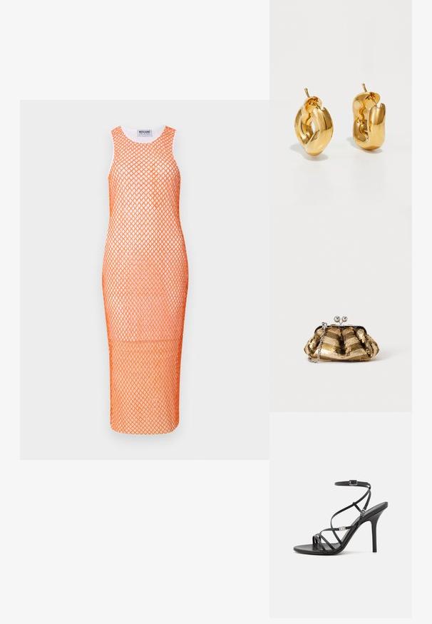 Orange mesh kjole med en tætsiddende silhuet, ærmeløst design og diamantmønster overalt. Mærket er synligt ved halsudskæringen.; Sort højhælet sandal med tynde stropper, en ankelspænde, en glat læderoverflade og en slank stilethæl.; Lille guldsyning clutch taske med sølvspænde og kort sølvkæde håndtag på ensartet lys baggrund.; Chunky guld hoop øreringe med et let snoet, rørformet design og postsystem bagpå, på en hvid baggrund.