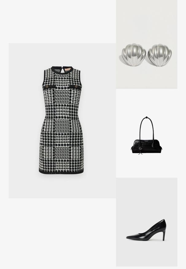 TWINSET DRESS - Φόρεμα ημέρας - neve/nero; Μαύρο δερμάτινο ψηλοτάκουνο παπούτσι με μυτερή μύτη, λεία υφή και κοφτό τακούνι. Μινιμαλιστικός σχεδιασμός, χωρίς επιπρόσθετες διακοσμήσεις.; Μαύρη δερμάτινη τσάντα ώμου με υφή κροκοδείλου, μακριά λουριά και μικρό ασημένιο λογότυπο σε ένα από τα λουριά.; Δύο συμπαγείς καθρέφτες σε σχήμα κοχυλιού με ασημένιο τόνο και ραβδώσεις, τοποθετημένοι δίπλα-δίπλα σε λευκό φόντο.