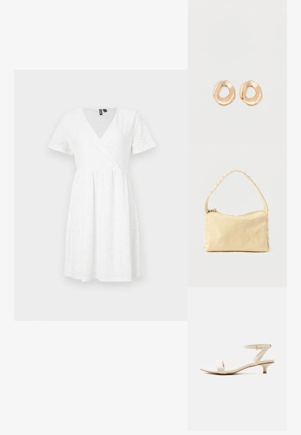 Witte jurk met korte mouwen en een wikkelontwerp, met oogjesdetails, een V-hals en een uitlopende rok die boven de knie valt.; Beige sandaal met lage hak, voorzien van een enkele teenriem en een verstelbare enkelriem met een kleine gouden gesp, op een witte achtergrond.; Kleine beige leren handtas met een enkele band en zilveren studs langs de randen en band, tegen een effen achtergrond.; Set van onregelmatig gevormde, gepolijste hoepel oorbellen van goudkleurig metaal met een open midden op een effen witte achtergrond.