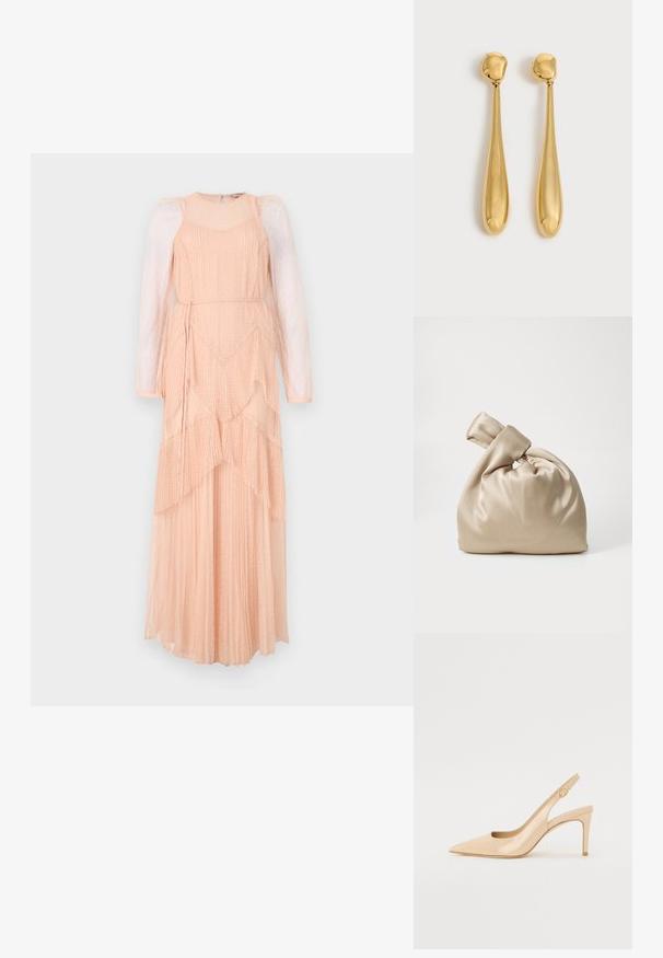 Robe longue et superposée en tissu doux pêche, dotée de manches bouffantes transparentes, d'une texture plissée et d'un motif à pois subtil. Elle comporte un lien à la taille pour un ajustement parfait.; Escarpin slingback en cuir verni nude avec un bout pointu, un décolleté ouvert et un talon aiguille fin. Comprend un accent doré circulaire sur la sangle.; Sac en satin beige avec un haut noué, présentant une texture douce et lisse ainsi qu'une forme arrondie, conçu pour être simple et élégant.; Paire de longues boucles d'oreilles dorées, lisses et brillantes, en forme de goutte avec des sommets arrondis et des formes de goutte effilées sur un fond clair.