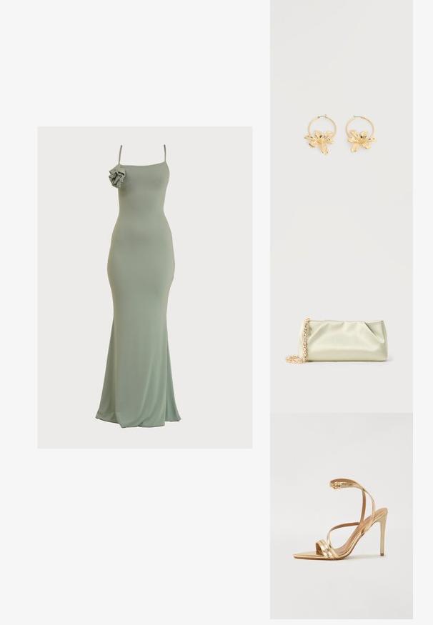 Mintgroene, getailleerde maxi-jurk met een rechte halslijn en dunne bandjes. Heeft een ruchesaccent op de linkerschouder. Zachte, gladde stof.; Even&Odd Sandalen - gold; Zacht lichtgroene satin clutch tas met gouden en kristallen kettingriem, rechthoekige vorm met zachte plooien op een effen achtergrond.; Gouden creolen met grote, getextureerde bloemvormige hangers, getoond tegen een effen witte achtergrond.