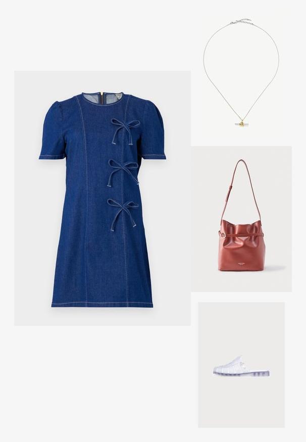 Dunkelblaues Denimkleid mit kurzen Ärmeln und runder Ausschnitt, das drei Schleifen auf der Vorderseite, sichtbare Nähte und einen Reißverschlussverschluss auf der Rückseite hat.; Transparente Jelly-Sandale mit geschlossenem Zeh, offenen Seiten und flacher Sohle, im Seitenprofil auf weißem Hintergrund gezeigt.; Braune Lederschultertasche mit verstellbarem Riemen, gerafftem Oberteil und einem schlanken Gürtel-Detail in der Mitte, mit eingeprägtem Markenzeichen.; Zarte silberne Kette mit einem horizontalen silbernen Stab-Anhänger, der in der Mitte mit einem kleinen goldenen Blattdetail akzentuiert ist.
