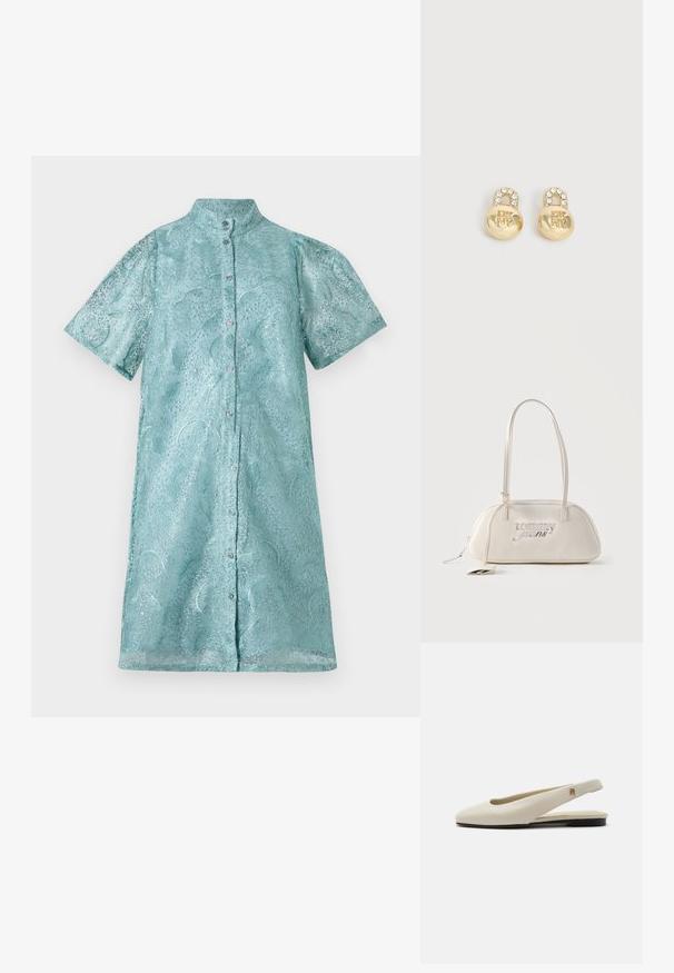 Vestido camisa de manga corta en tejido azul claro brillante con un patrón texturizado, que presenta un cuello alto y cierre de botones en la parte frontal.; Zapato plano slingback de cuero color crema con puntera redondeada y pequeño emblema dorado en la correa.; Bolso rectangular color crema para hombro con correas largas, logo "tommy jeans" en plateado en el frente, y una etiqueta colgante adjunta a la cremallera.; Pendientes de botón de DKNY en forma de candado con acabado en tono dorado y detalles de cristal en el arco del candado.