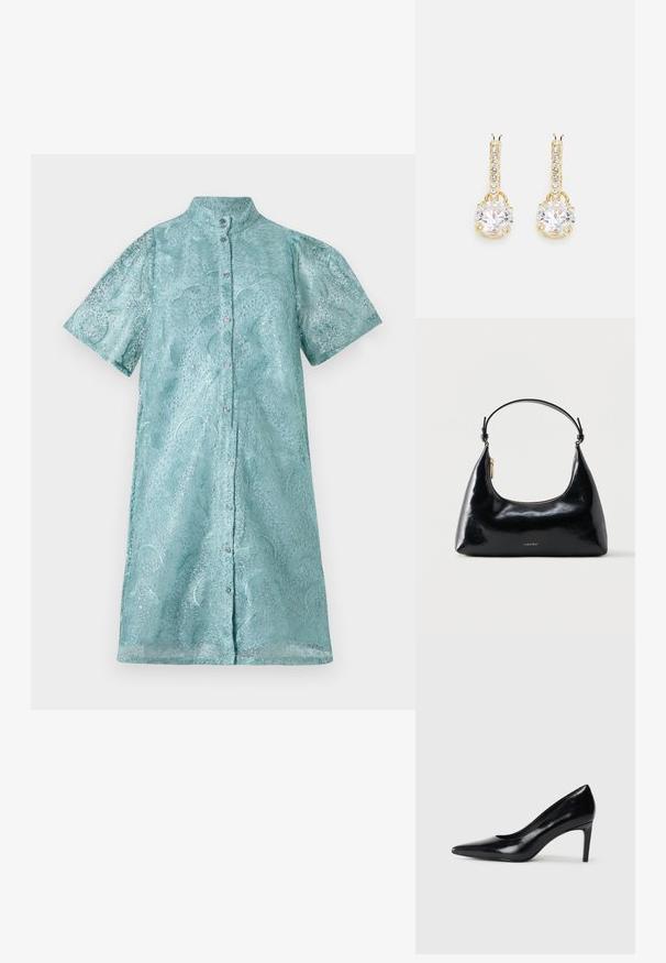 Kurzarm-Hemdblusenkleid aus schimmerndem hellblauen Stoff mit strukturiertem Muster, ausgestattet mit einem Stehkragen und einer Knopfleiste vorne.; Schwarzer Lederhochschuh mit spitzem Zehenbereich, glatter Textur und schmalem Absatz. Minimalistisches Design, keine zusätzlichen Verzierungen.; Schwarze, glänzende Calvin Klein Handtasche mit goldfarbenem Reißverschluss und kurzem Trageriemen vor schlichtem weißem Hintergrund.; Goldfarbene Hängebroschen mit einem großen runden klaren Kristall und einer Reihe kleinerer klarer Kristalle, die auf dem Klappverschluss eingelegt sind.