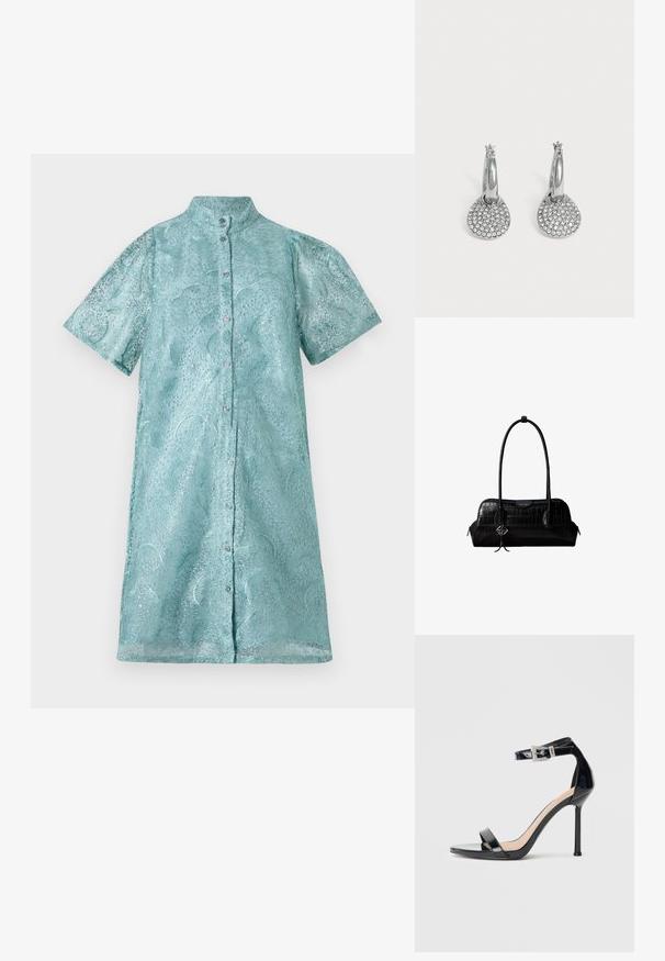 Kortærmet skjortekjole i skinnende lyseblåt stof med et struktureret mønster, med ståkrave og frontlukning med knapper.; Sort højhælet sandal i laklæder med ankelrem. Har minimalistisk design, åben tå og spænde med rhinsten-detaljer.; Sort skuldertaske i krokodillelæder med lange stropper og lille sølvlogo-charm på den ene strop.; Sølv øreringe med runde, flade vedhæng besat med små klare krystaller på en simpel lys baggrund.