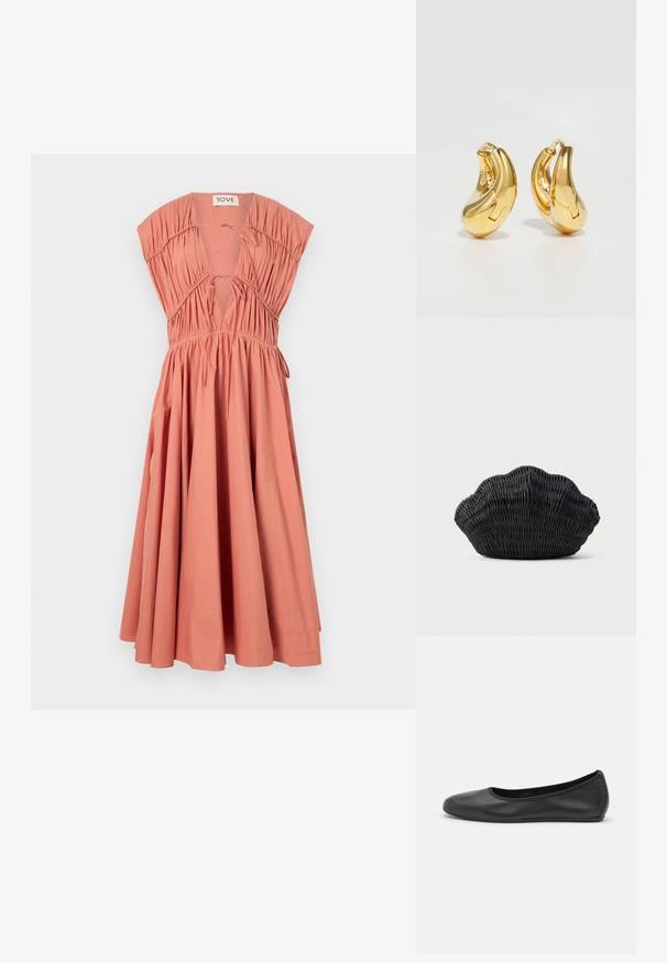 Robe de couleur pêche avec des manches courtes et structurées, un corsage plissé, un décolleté en V profond, un détail à nouer et une jupe fluide. Matériau en coton.; Ballerines en cuir noir avec un bout rond, texture lisse, détails de couture minimalistes et design de semelle flexible.; Sac à main en osier noir en forme de coquille Saint-Jacques avec un dessus courbé et une texture tressée sur un fond uni.; Boucles d'oreilles en or en forme de d'anneaux lisses et courbés avec une finition polie. Équipées d'un mécanisme de fermeture et de légères indentations pour le détail.
