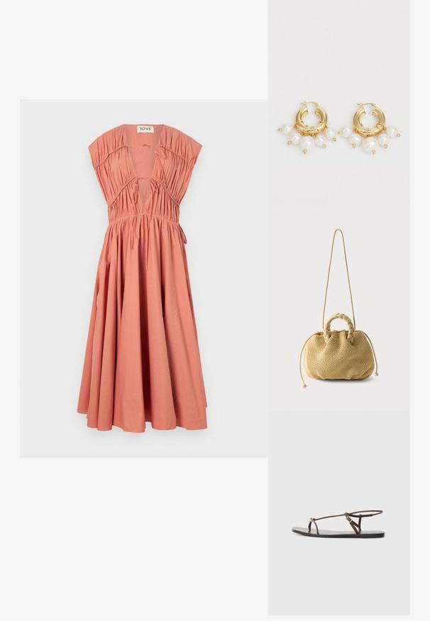 Robe de couleur pêche avec des manches courtes et structurées, un corsage plissé, un décolleté en V profond, un détail à nouer et une jupe fluide. Matériau en coton.; Sandale en cuir marron avec des fines lanières, un accent circulaire doré et une semelle plate. Design minimaliste avec un détail de boucle réglable.; Sac à main tissé beige avec poignées supérieures tressées, côtés à cordon de serrage et une longue bandoulière fine sur fond blanc uni.; Boucles d'oreilles en or en forme de créoles, ornées de trois perles blanches pendantes, maintenues par des accents en fil. Fini métallique lisse avec un aspect poli.