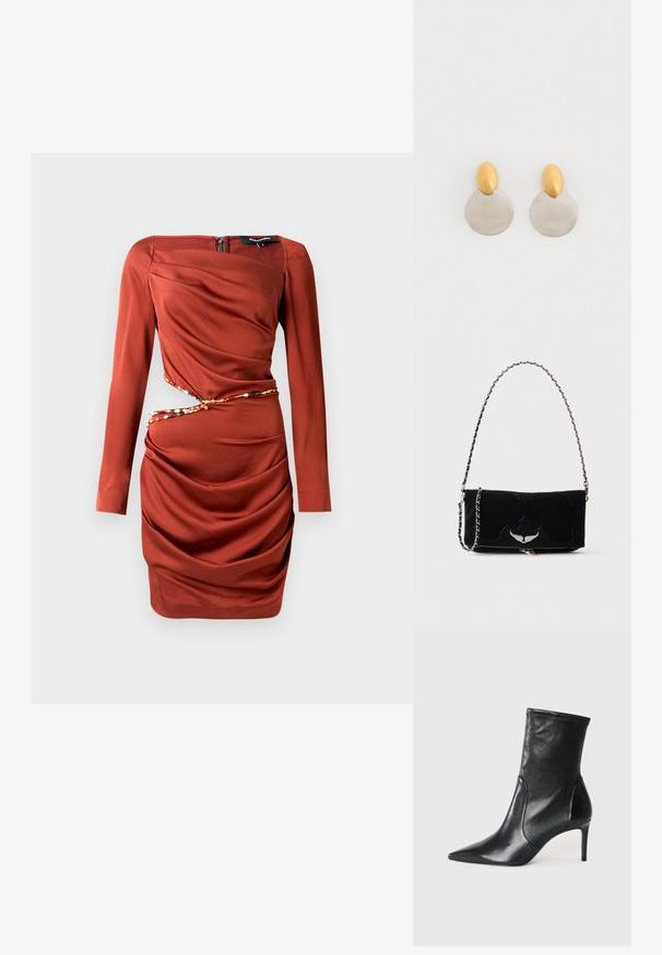 Rotes, langärmliges Kleid mit strukturierter Oberfläche. Verfügt über ein drapiertes Stoffdesign, einen seitlichen Reißverschluss und eine dekorative, mit Perlen verzierte Akzentuierung an der Taille.; Schwarze Stiefeletten aus glattem Leder, mit einer spitzen Zehe, schmalem Schaft und schlanker, hoher Ferse. Minimalistisches Design ohne sichtbare Beschläge.; Schwarze rechteckige Handtasche mit silbernem Flügel-Emblem vorne und silbernem Kettenriemen vor schlichter Hintergrund.; Ohrringe aus Gold und Silber mit einer runden Diskusbasis und einem ovalen Oberteil, glatte Textur und polierte Oberfläche.