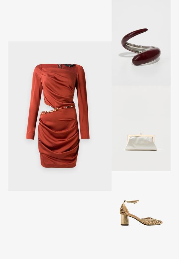 Robe rouge à manches longues avec une finition texturée. Présente un design en tissu drapé, une fermeture éclair sur le côté et un accent décoratif en perles à la taille.; Chaussure à talon bloc en cuir tressé doré avec bride cheville et boucle, bout fermé et talon épais texturé.; Petit sac à main argenté brillant avec une monture dorée et deux fermoirs ronds sur le dessus, posé sur un fond clair uni.; Bracelet en métal bordeaux brillant avec un design courbé et torsadé. Texture lisse avec des accents en acier inoxydable réfléchissant à l'intérieur.
