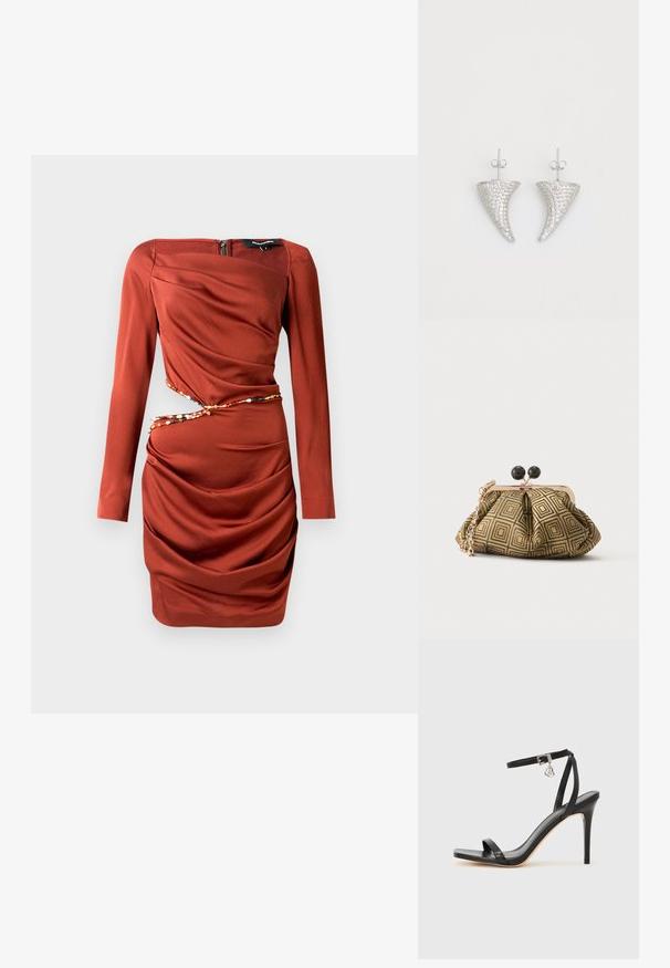 Rotes, langärmliges Kleid mit strukturierter Oberfläche. Verfügt über ein drapiertes Stoffdesign, einen seitlichen Reißverschluss und eine dekorative, mit Perlen verzierte Akzentuierung an der Taille.; Schwarze High-Heel-Sandale mit schmalem Knöchelriemen, quadratischer Zehenbox, glattem Leder und metallischem Schnallenakzent.; Kleine Clutch mit goldenem und schwarzem geometrischem Muster, goldfarbenem Metallrahmen, schwarzem Kugelverschluss und kurzem goldfarbenem Kettenriemen.; Silberne, hornförmige Ohrringe, besetzt mit kleinen klaren Steinen, mit einem Steckverschluss zur Befestigung. Glatte Textur und metallisches Finish.